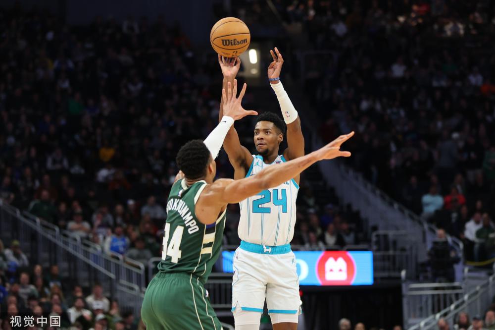 年轻前锋的 年轻前锋的